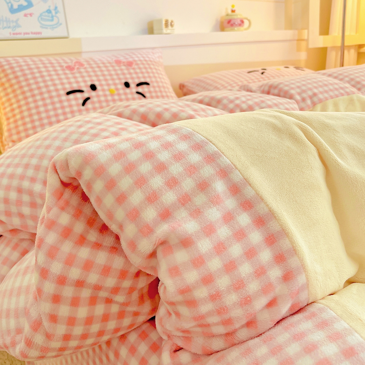 91家纺网 家纺一手货源 找家纺 富米莱（原臻工厂） 2025新款爆款拼角毛巾绣牛奶绒四件套 绒猫咪粉格