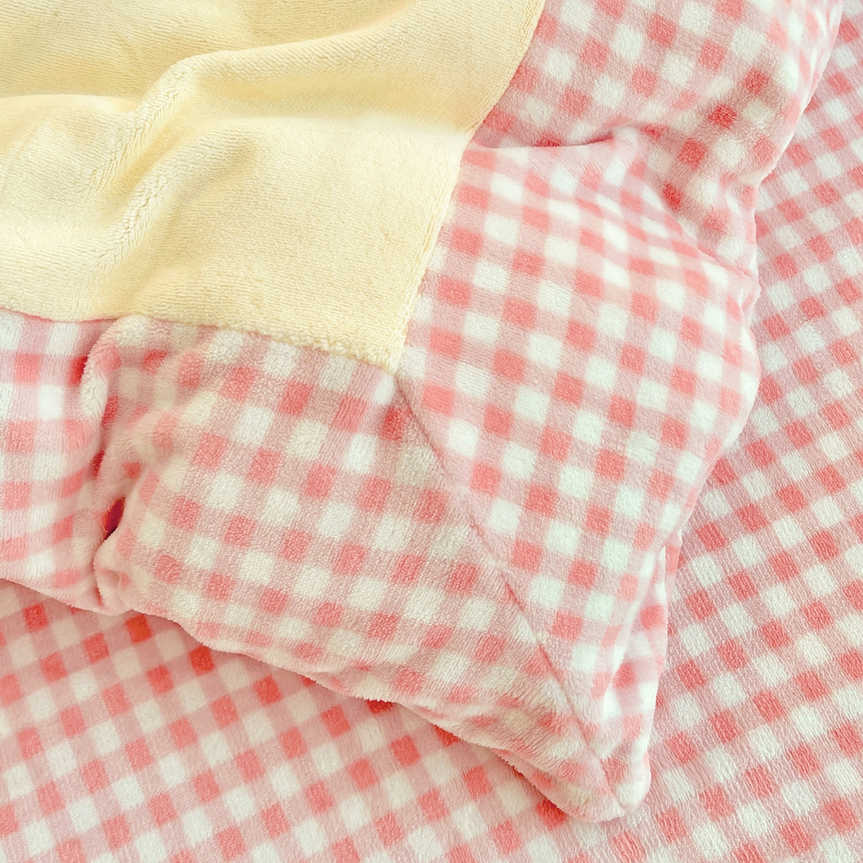 91家纺网 家纺一手货源 找家纺 富米莱（原臻工厂） 2025新款爆款拼角毛巾绣牛奶绒四件套 绒猫咪粉格