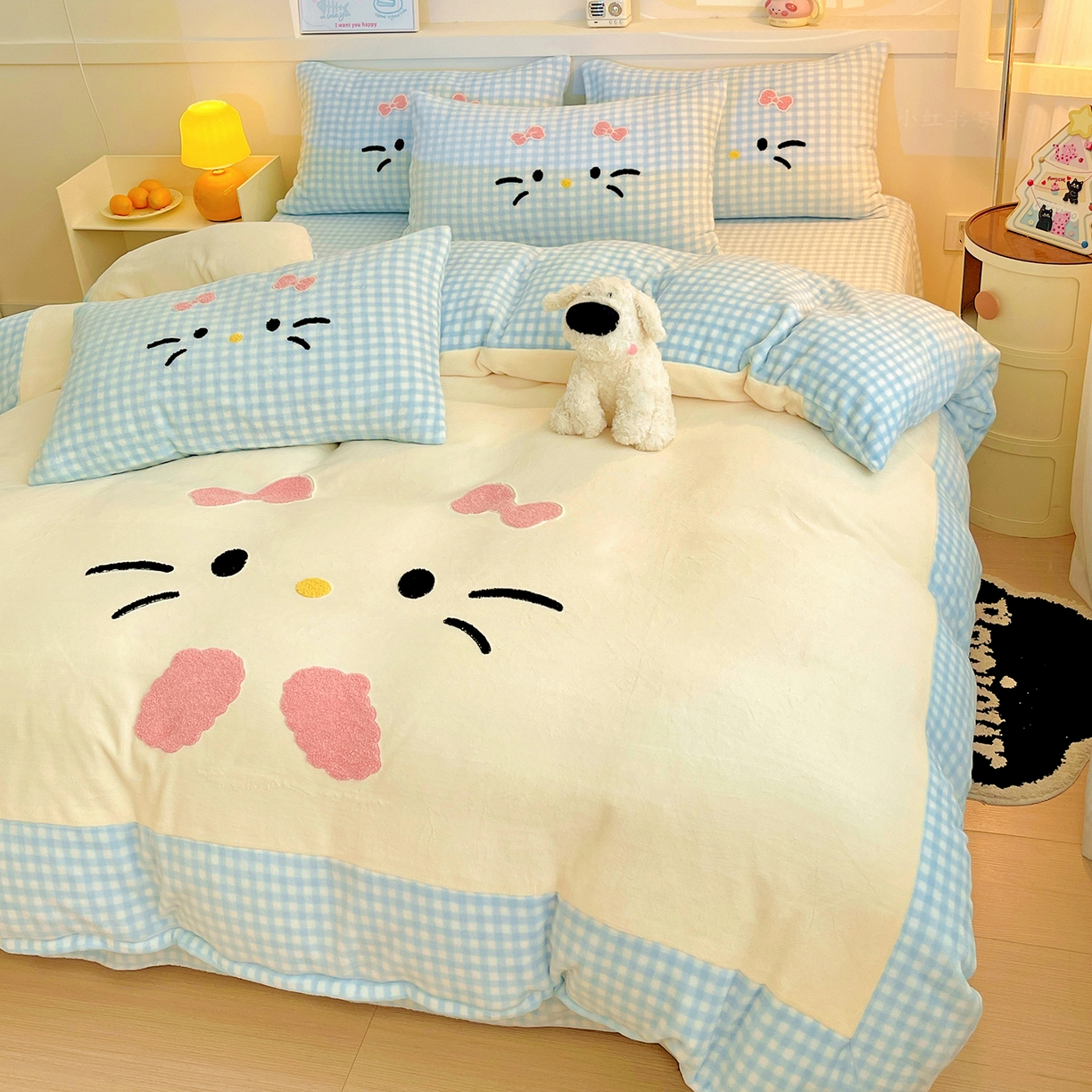 91家纺网 家纺一手货源 找家纺 富米莱（原臻工厂） 2025新款爆款拼角毛巾绣牛奶绒四件套 绒猫咪蓝格