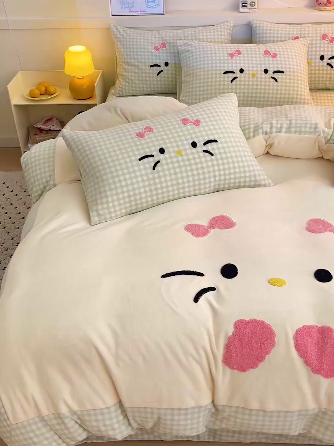 91家纺网 家纺一手货源 找家纺 富米莱（原臻工厂） 2025新款爆款拼角毛巾绣牛奶绒四件套 绒猫咪绿格