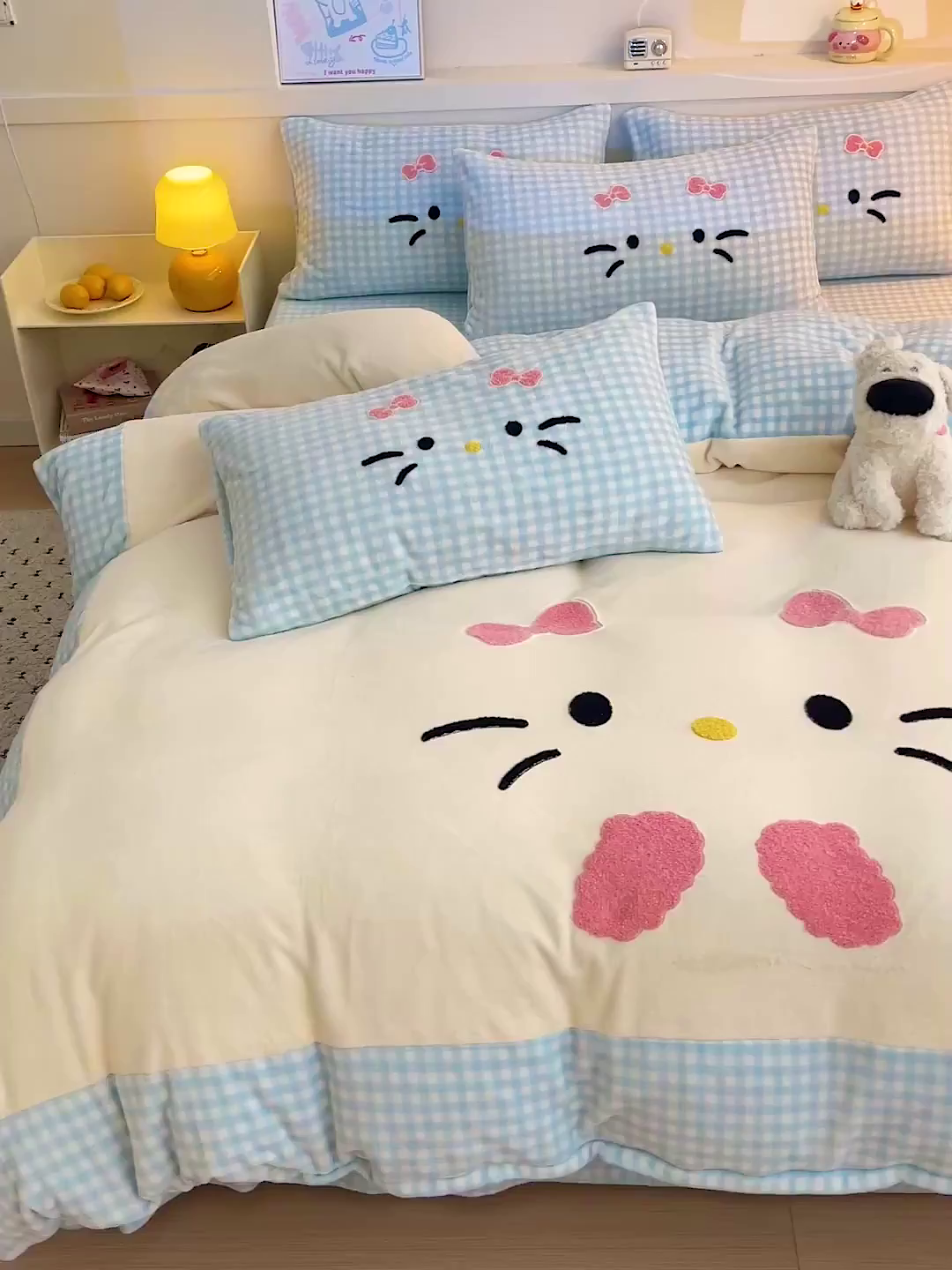 91家纺网 家纺一手货源 找家纺 富米莱（原臻工厂） 2025新款爆款拼角毛巾绣牛奶绒四件套 绒猫咪蓝格