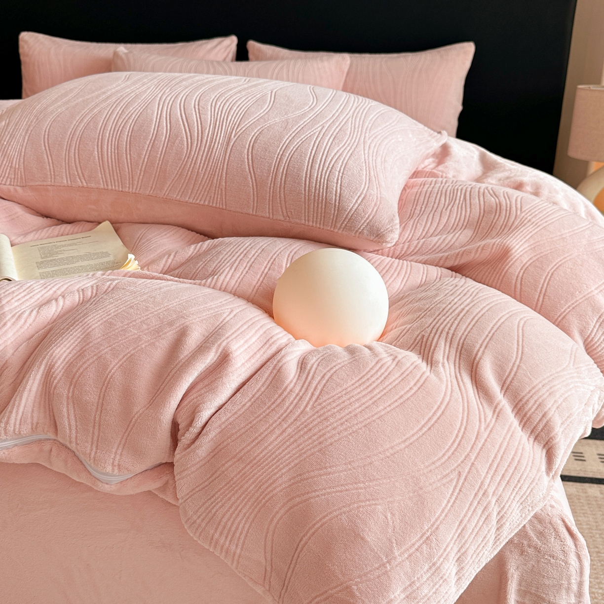 91家纺网 家纺一手货源 找家纺 蓝极人 2025新款AB版烂花牛奶绒四件套 烂花-桃粉