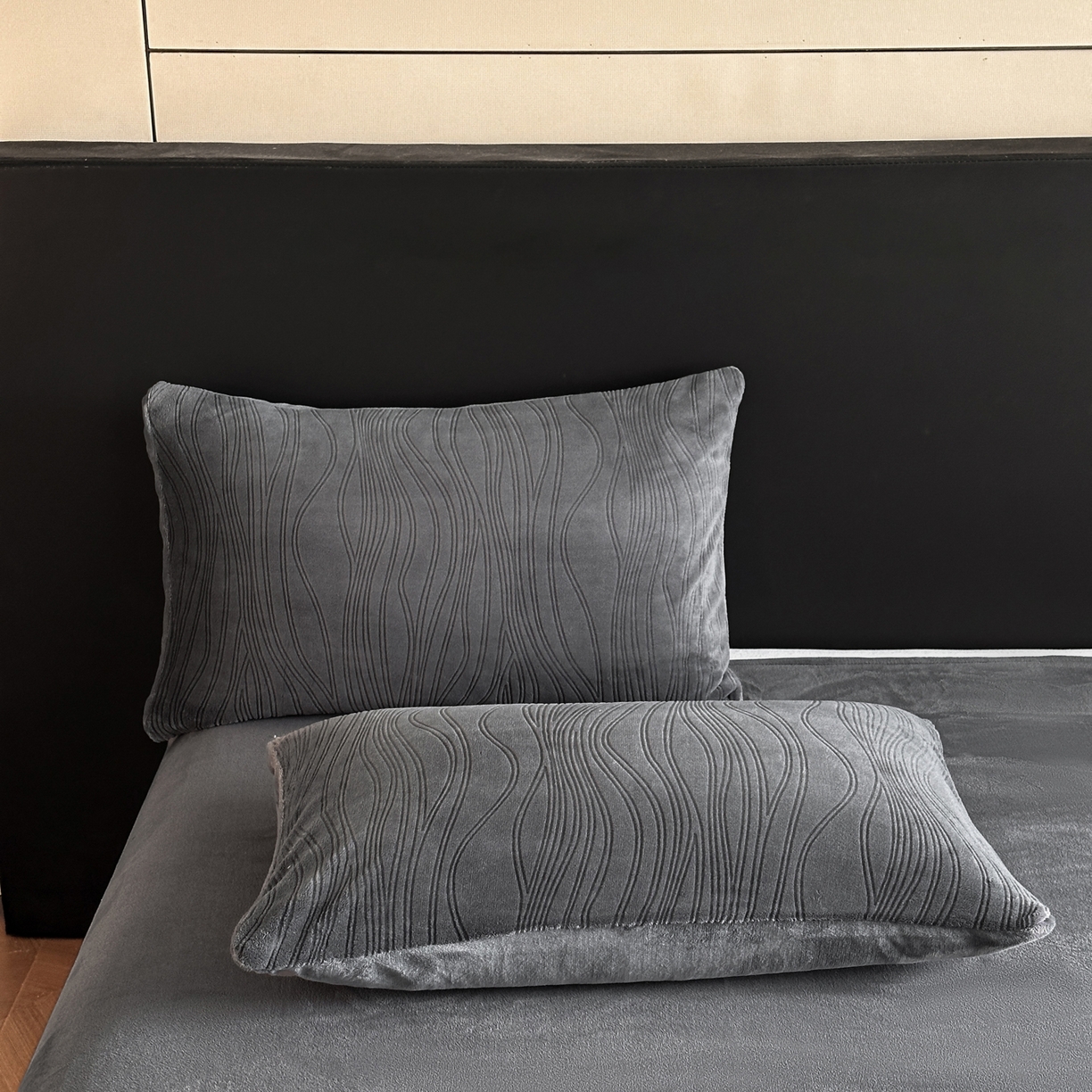 91家纺网 家纺一手货源 找家纺 蓝极人 2025新款AB版烂花牛奶绒四件套 烂花-深灰