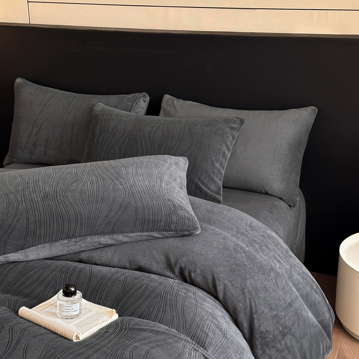 91家纺网 家纺一手货源 找家纺 蓝极人 2025新款AB版烂花牛奶绒四件套 烂花-深灰