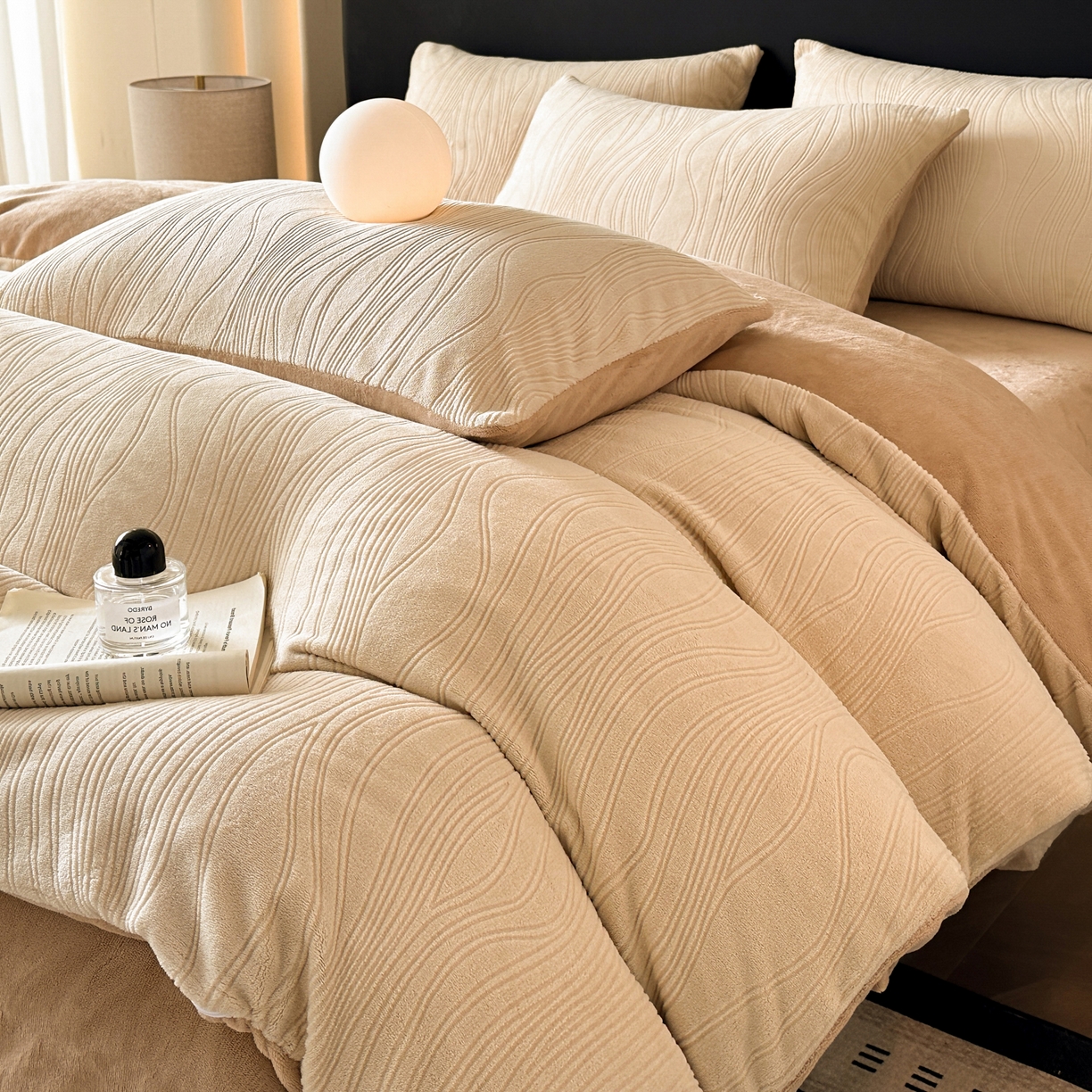 91家纺网 家纺一手货源 找家纺 蓝极人 2025新款AB版烂花牛奶绒四件套 烂花-米杏