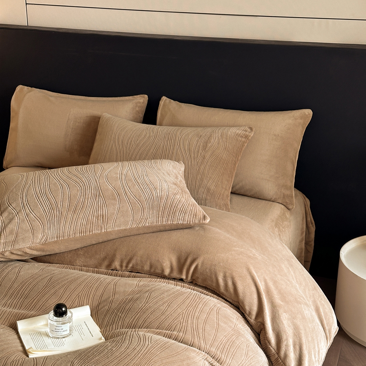 91家纺网 家纺一手货源 找家纺 蓝极人 2025新款AB版烂花牛奶绒四件套 烂花-深咖