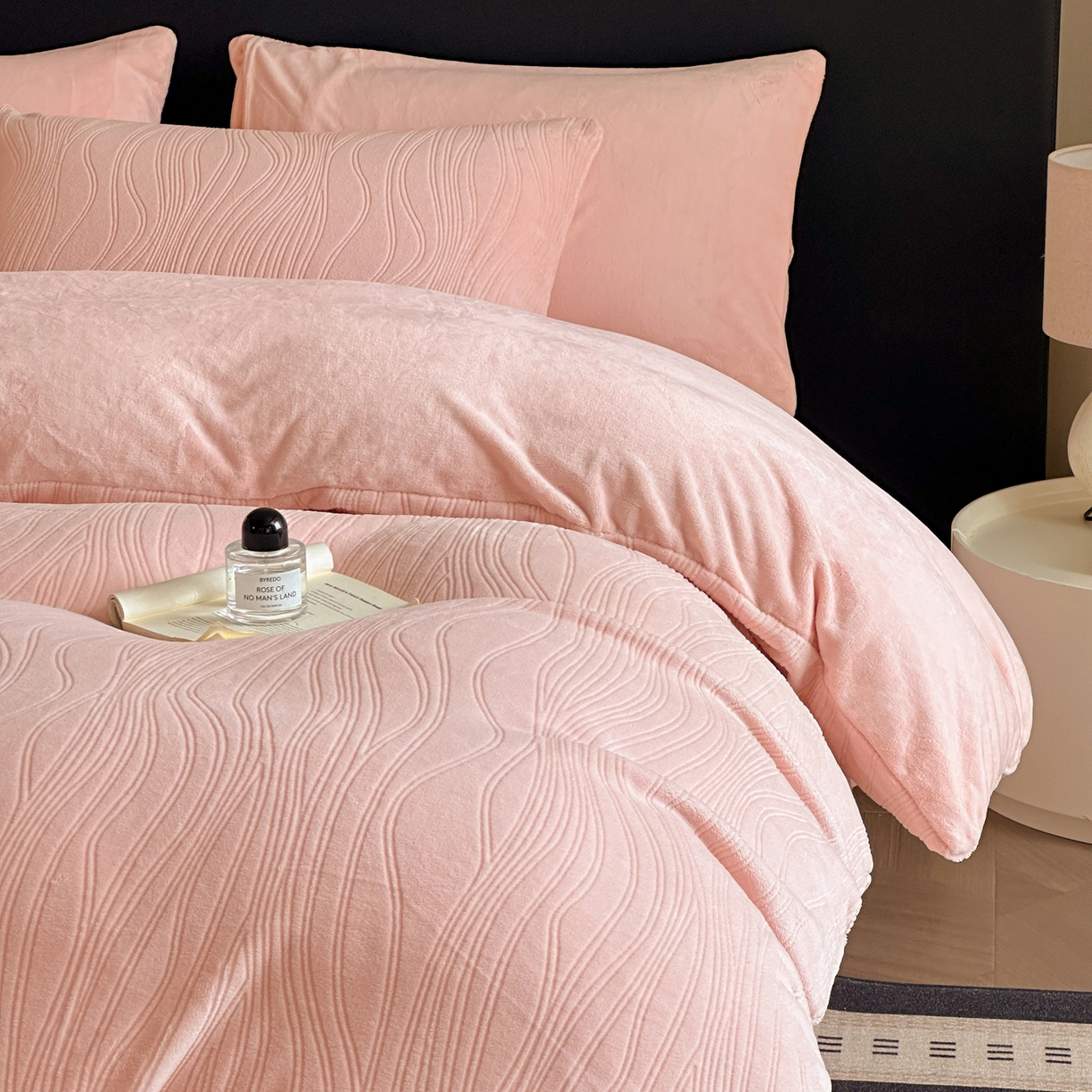 91家纺网 家纺一手货源 找家纺 蓝极人 2025新款AB版烂花牛奶绒四件套 烂花-桃粉