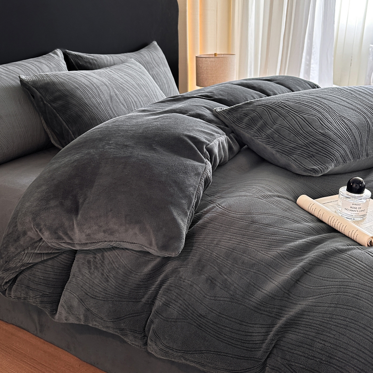 91家纺网 家纺一手货源 找家纺 蓝极人 2025新款AB版烂花牛奶绒四件套 烂花-深灰