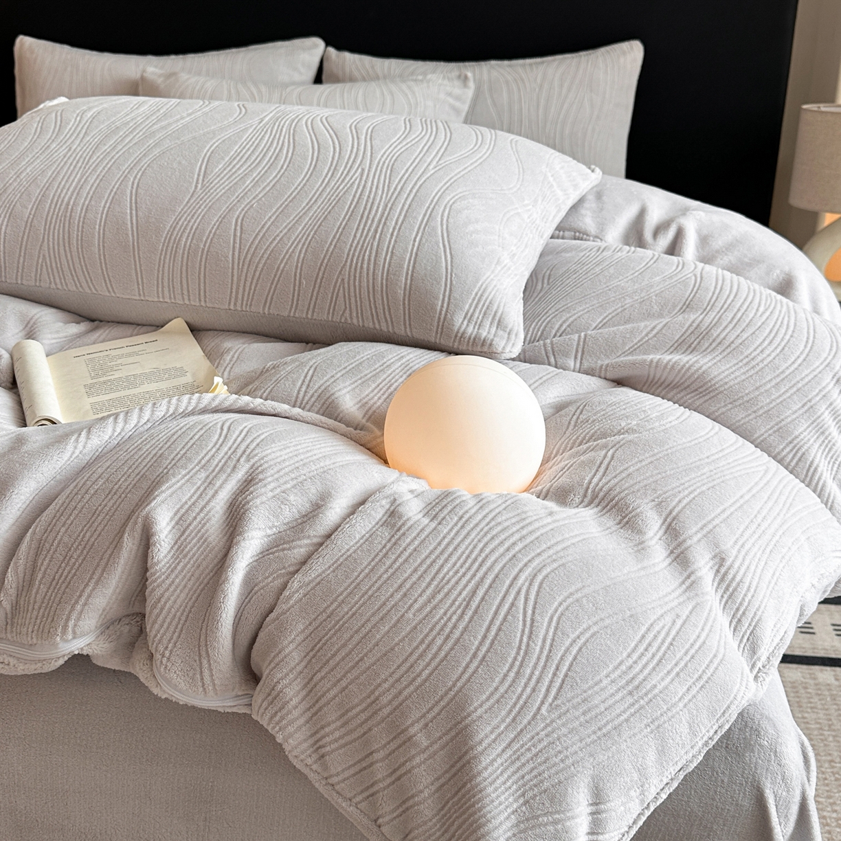 91家纺网 家纺一手货源 找家纺 蓝极人 2025新款AB版烂花牛奶绒四件套 烂花-米灰