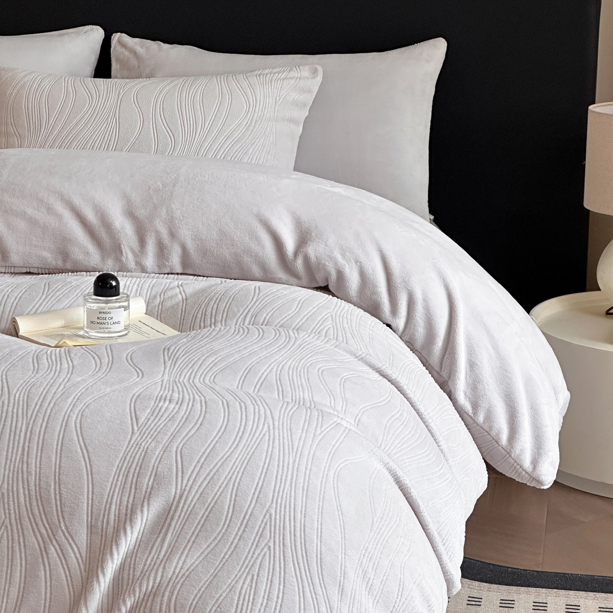 91家纺网 家纺一手货源 找家纺 蓝极人 2025新款AB版烂花牛奶绒四件套 烂花-米灰