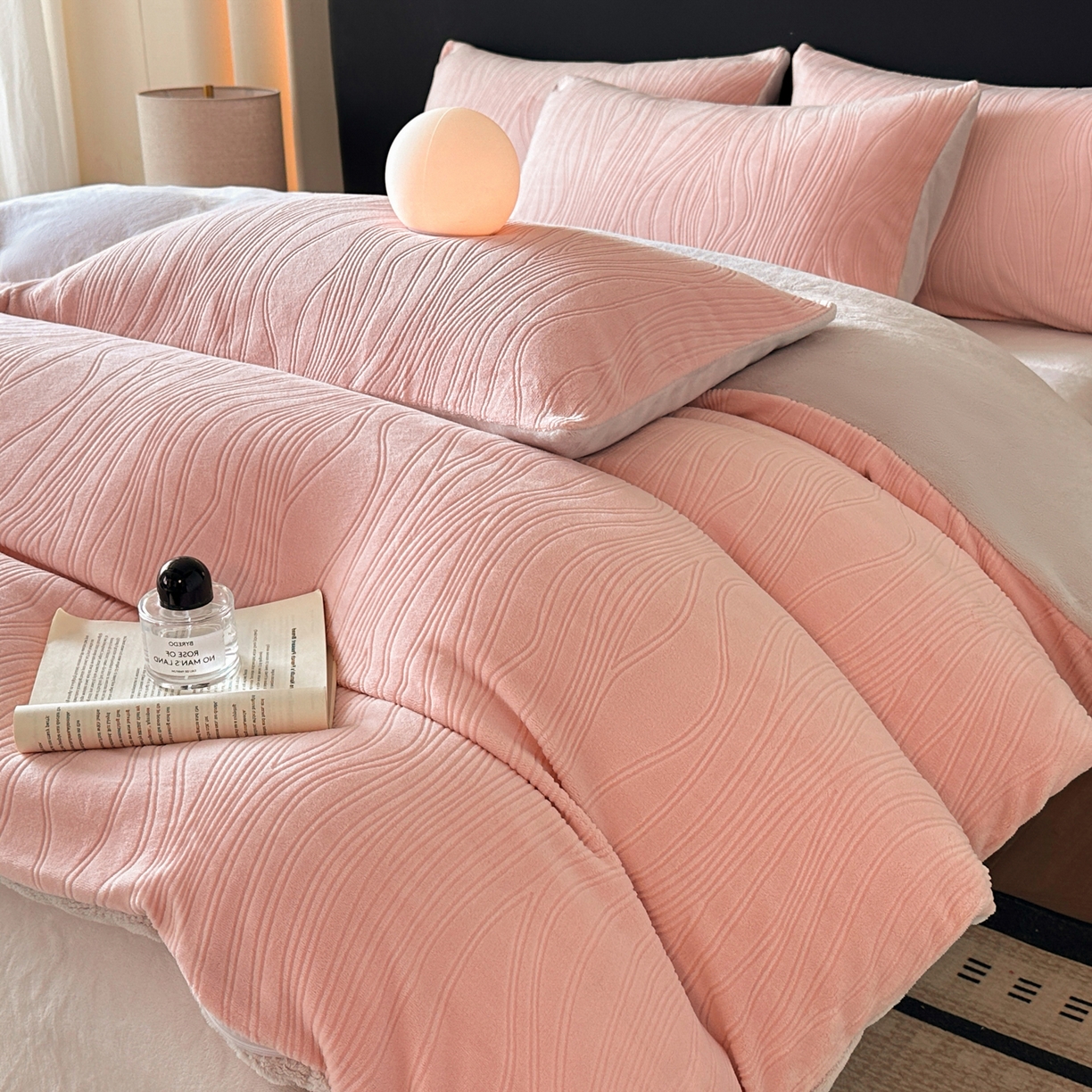 91家纺网 家纺一手货源 找家纺 蓝极人 2025新款AB版烂花牛奶绒四件套 烂花-粉灰