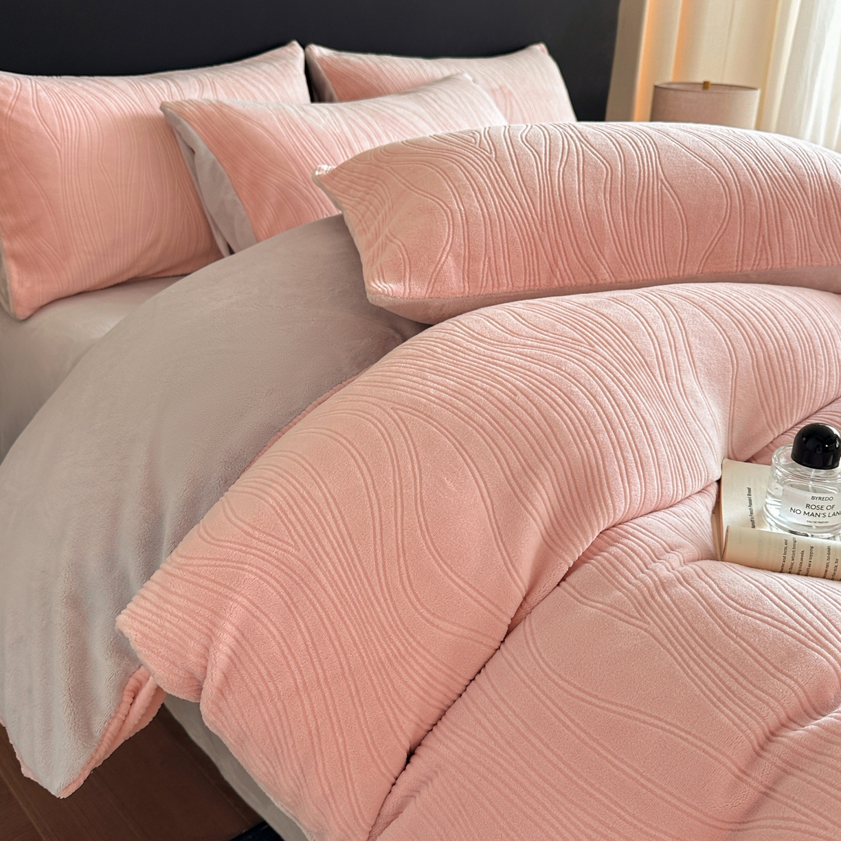 91家纺网 家纺一手货源 找家纺 蓝极人 2025新款AB版烂花牛奶绒四件套 烂花-粉灰