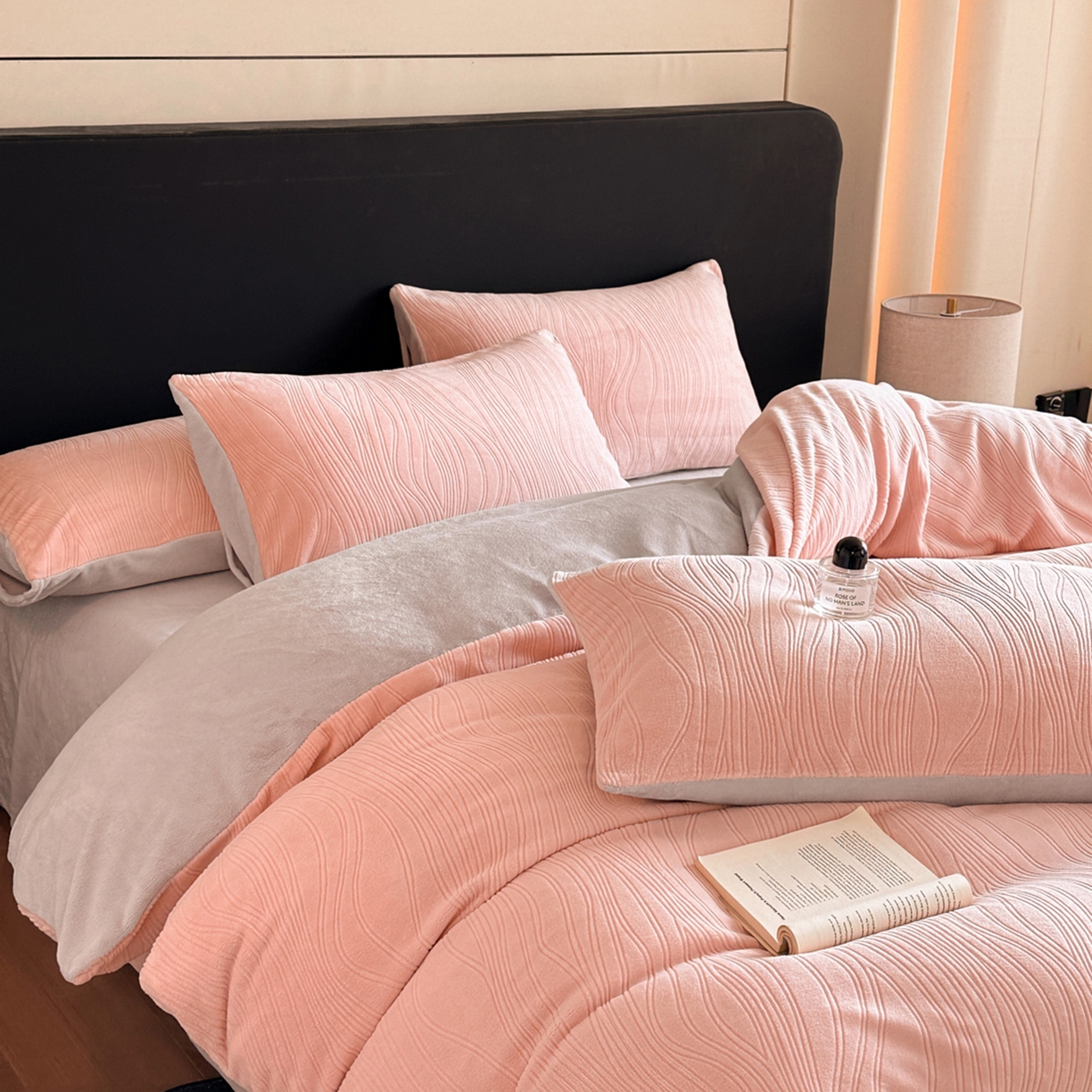 91家纺网 家纺一手货源 找家纺 蓝极人 2025新款AB版烂花牛奶绒四件套 烂花-粉灰