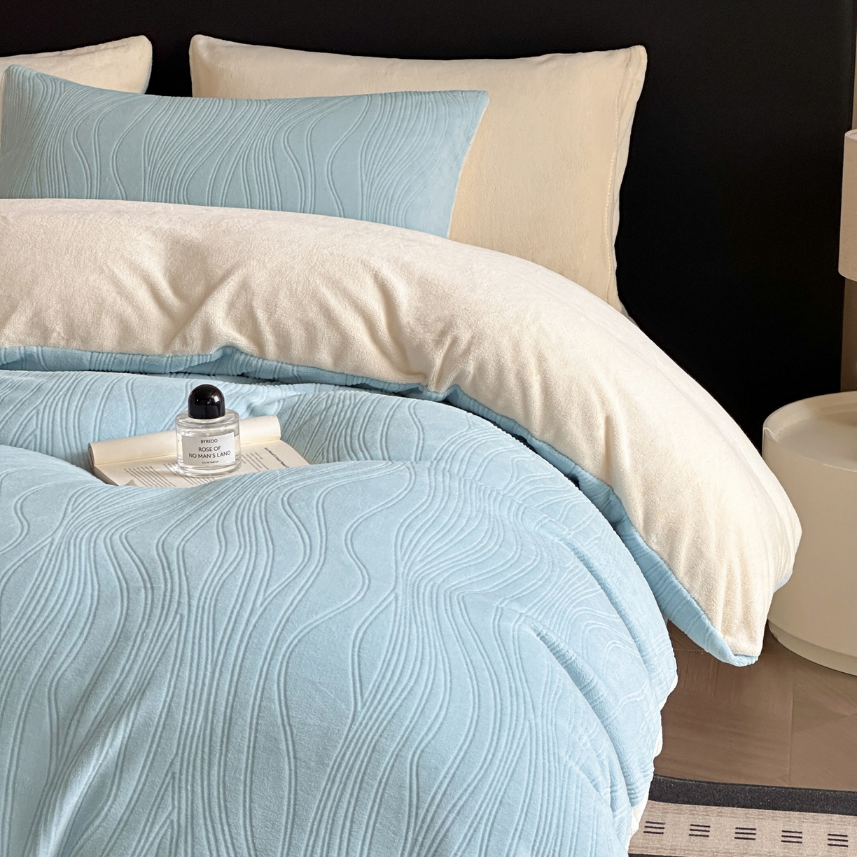 91家纺网 家纺一手货源 找家纺 蓝极人 2025新款AB版烂花牛奶绒四件套 烂花-蓝黄