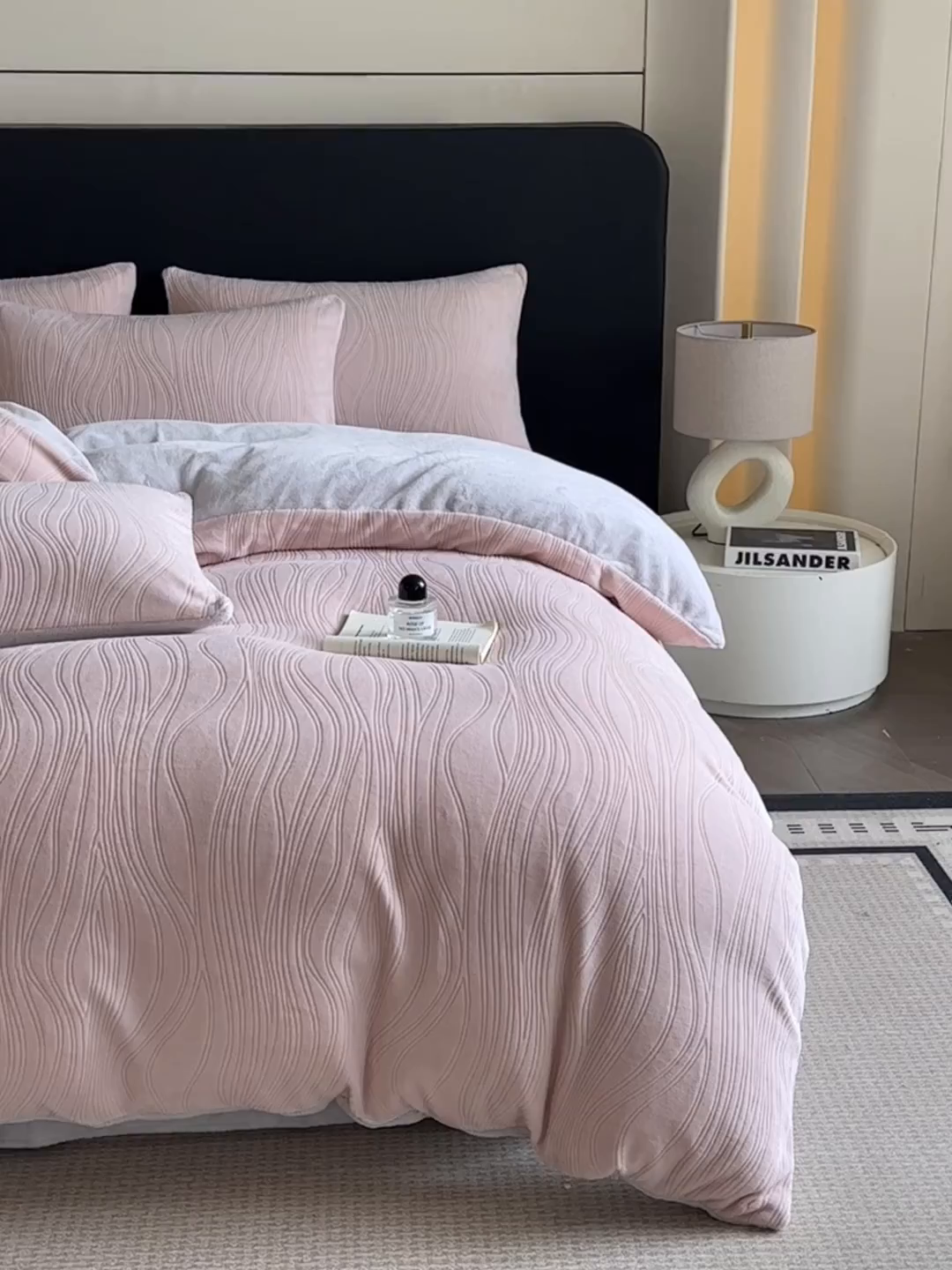 91家纺网 家纺一手货源 找家纺 蓝极人 2025新款AB版烂花牛奶绒四件套 烂花-粉灰