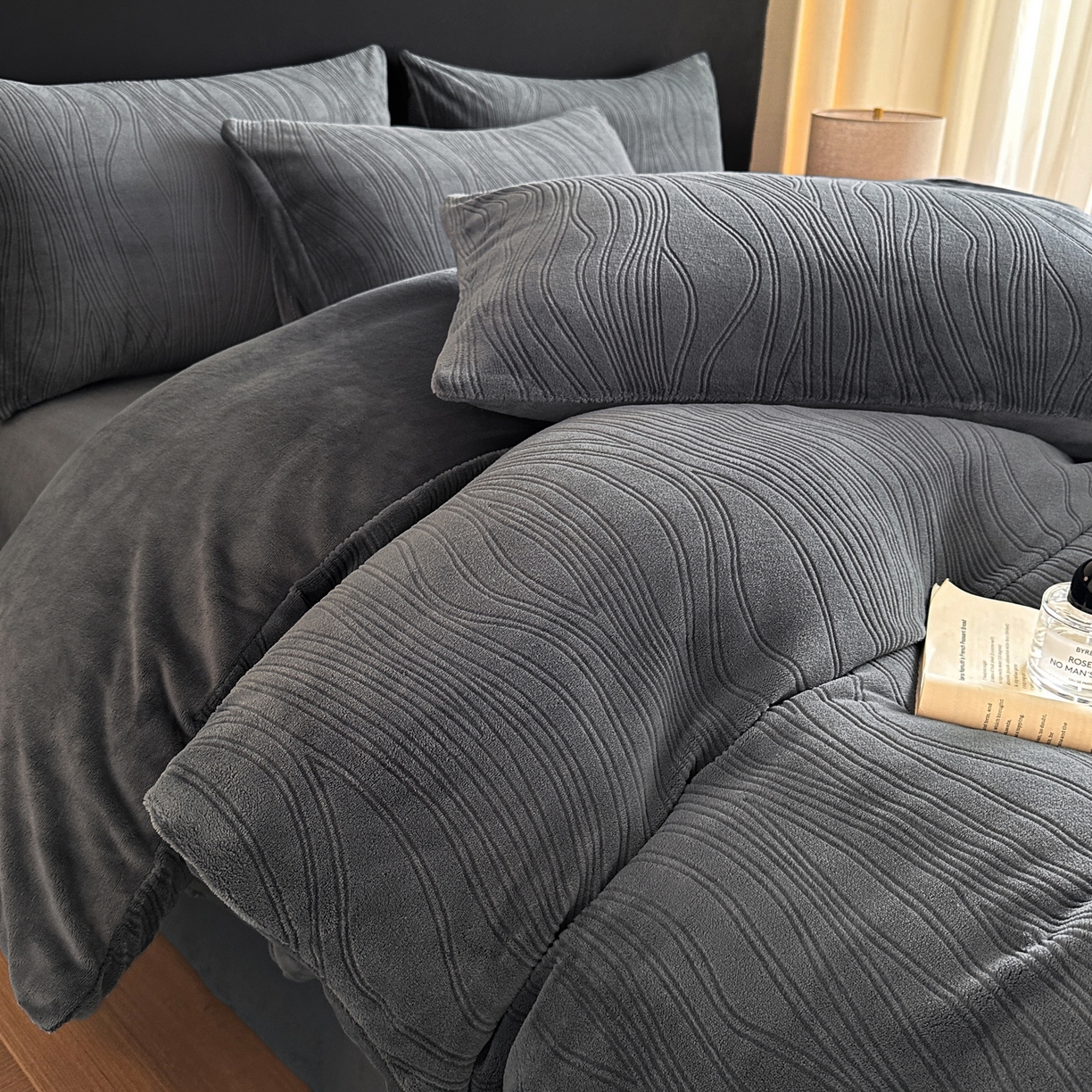 91家纺网 家纺一手货源 找家纺 酱子 2025新款AB版烂花牛奶绒四件套 烂花-深灰