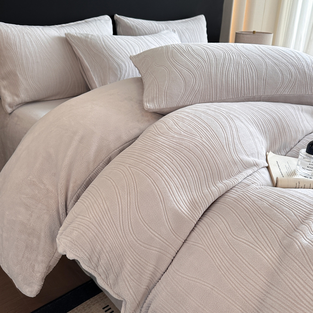 91家纺网 家纺一手货源 找家纺 酱子 2025新款AB版烂花牛奶绒四件套 烂花-米灰