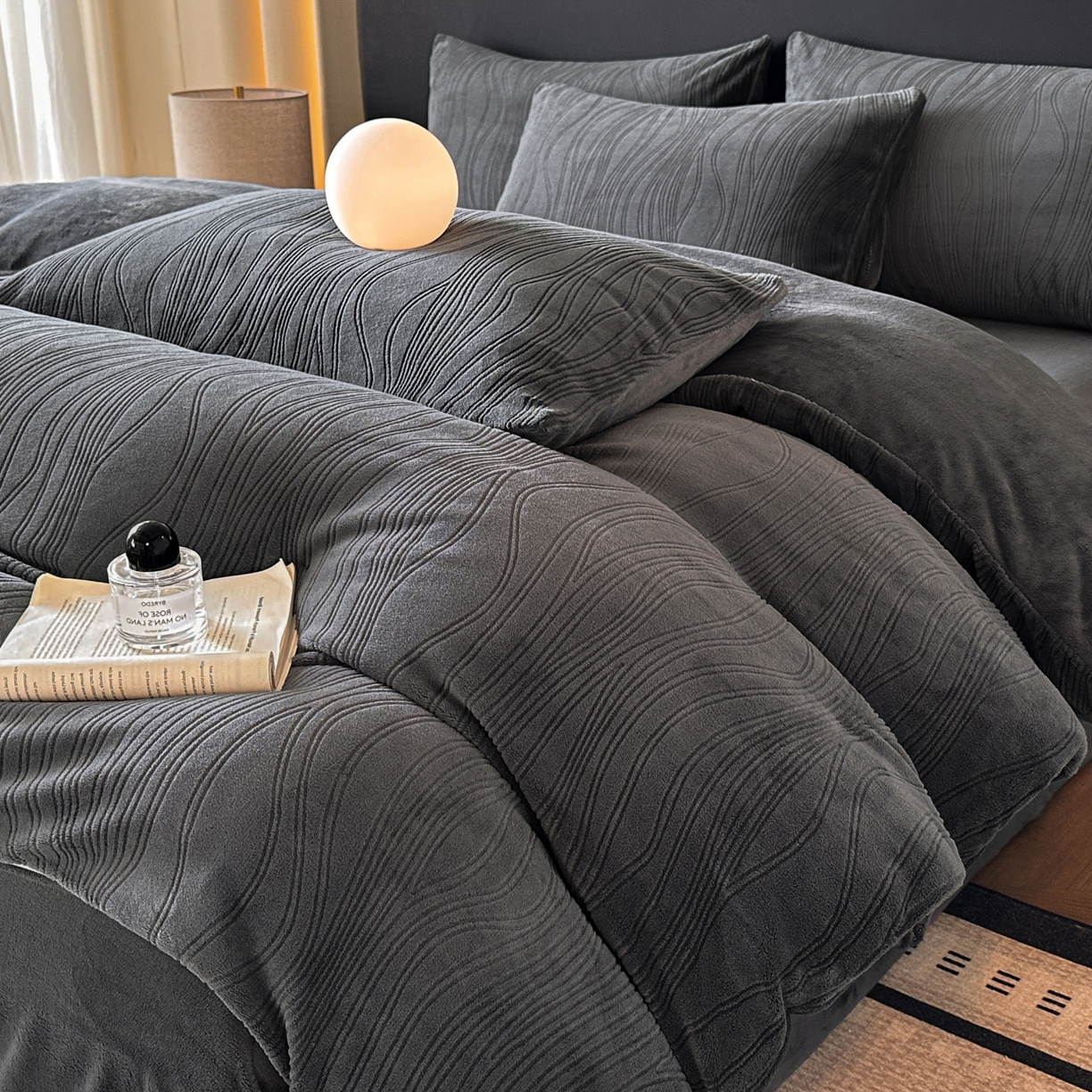 91家纺网 家纺一手货源 找家纺 酱子 2025新款AB版烂花牛奶绒四件套 烂花-深灰