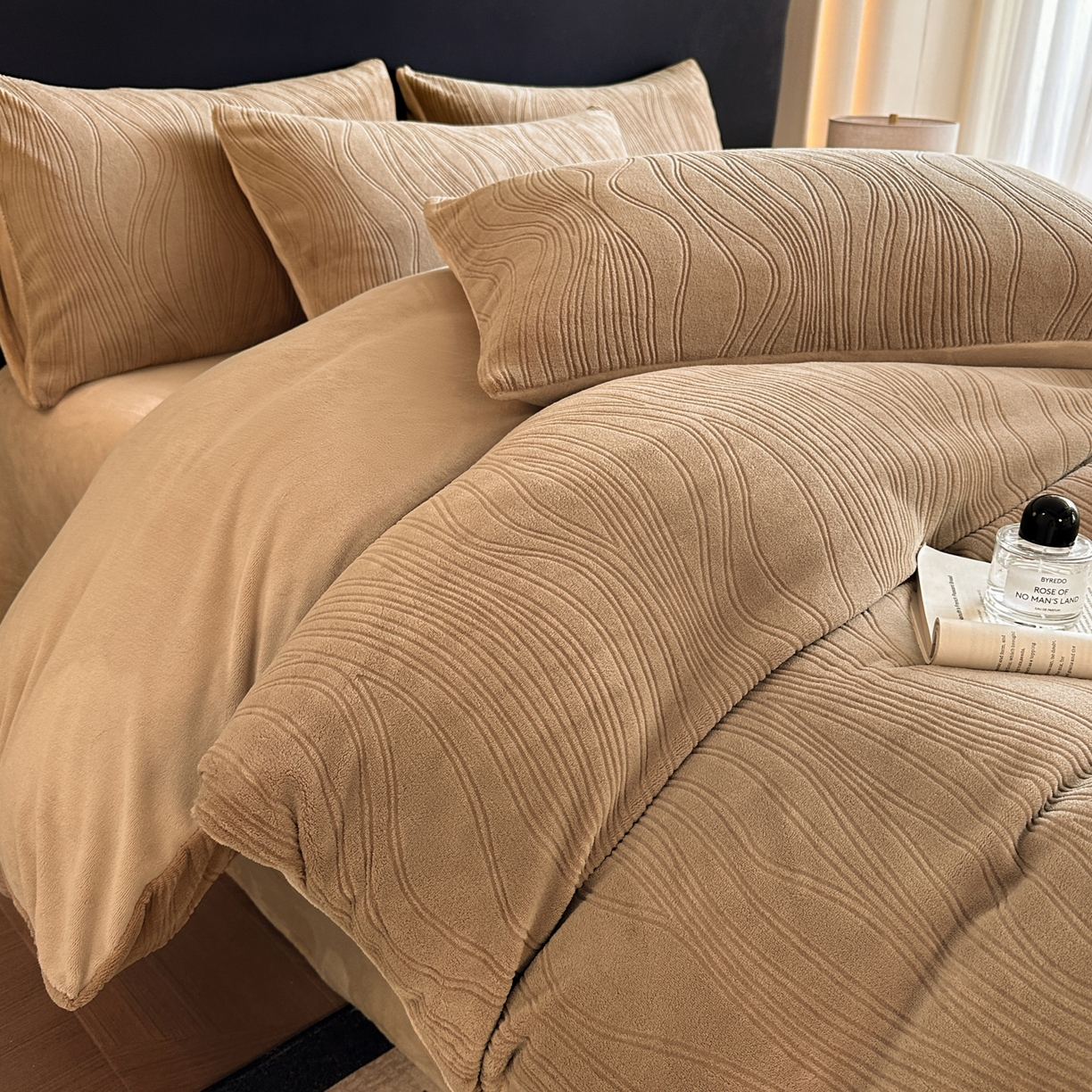 91家纺网 家纺一手货源 找家纺 酱子 2025新款AB版烂花牛奶绒四件套 烂花-米咖