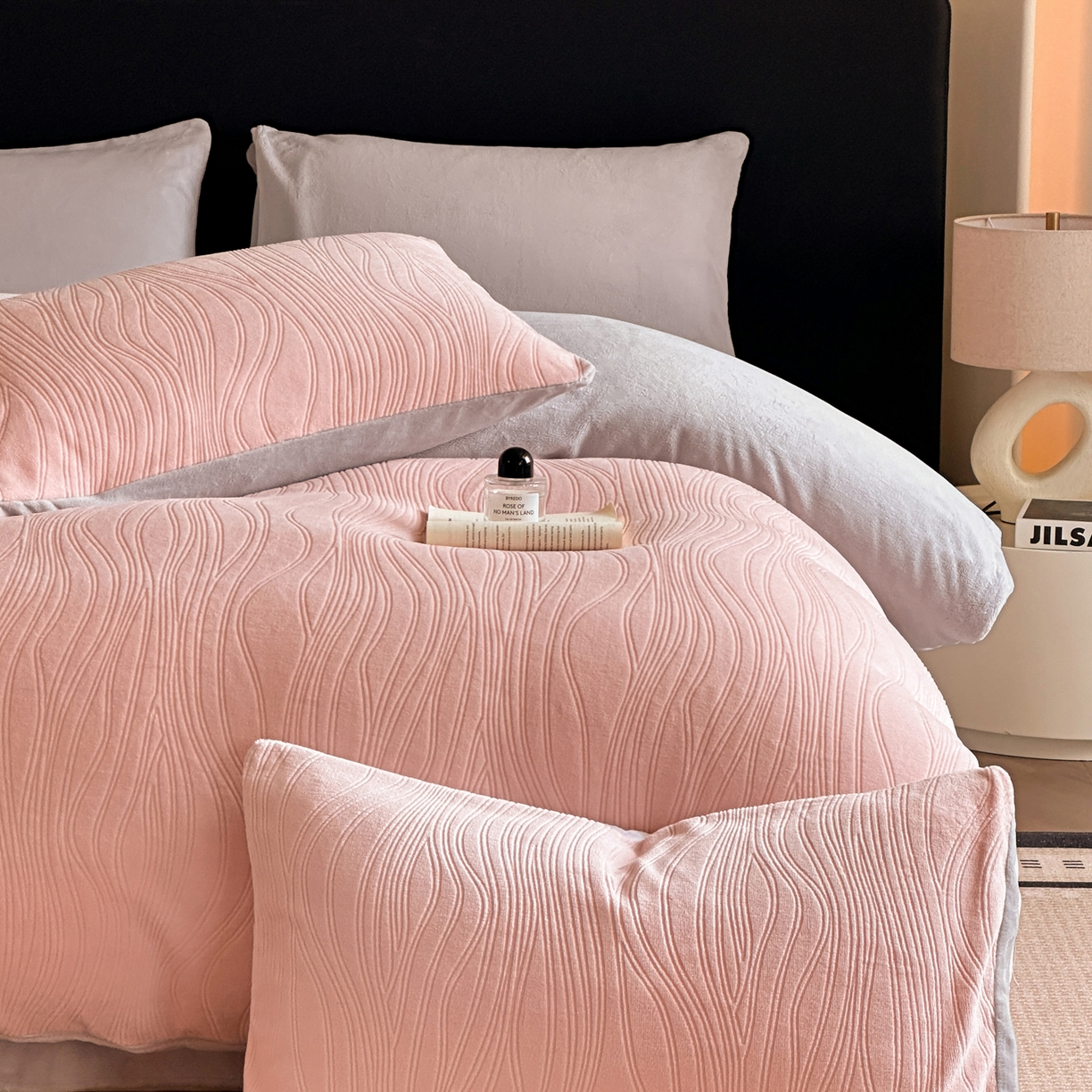 91家纺网 家纺一手货源 找家纺 酱子 2025新款AB版烂花牛奶绒四件套 烂花-粉灰