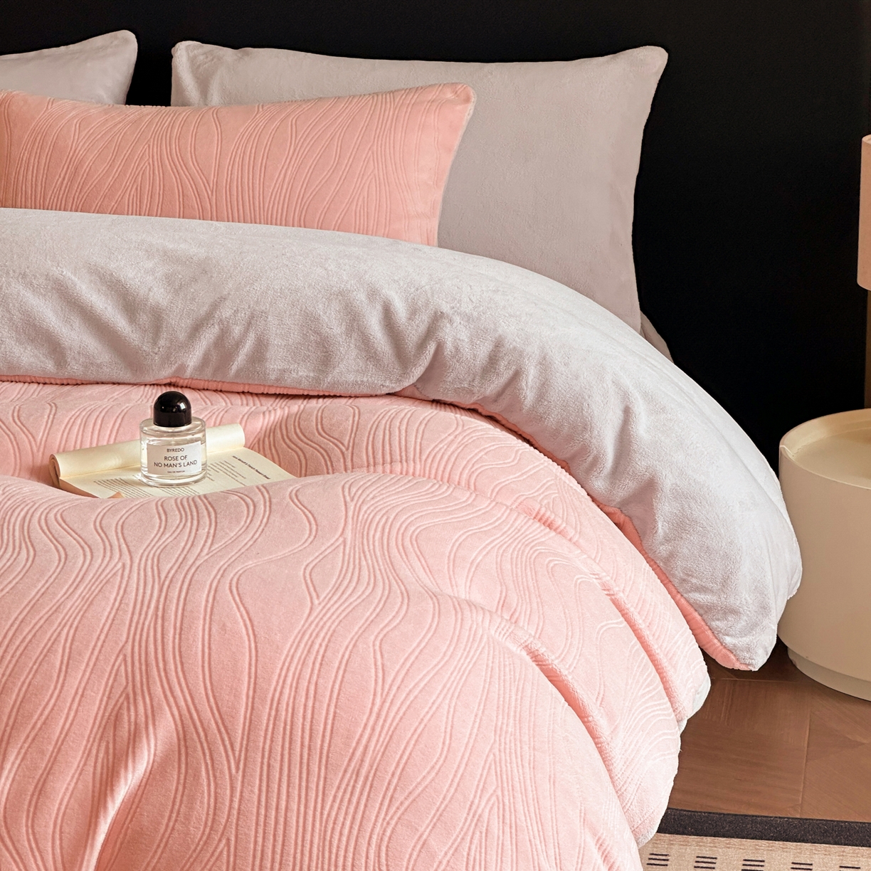 91家纺网 家纺一手货源 找家纺 酱子 2025新款AB版烂花牛奶绒四件套 烂花-粉灰