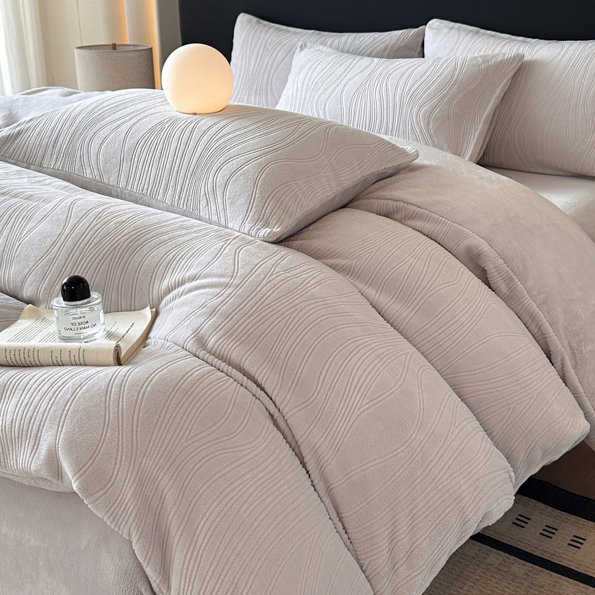 91家纺网 家纺一手货源 找家纺 酱子 2025新款AB版烂花牛奶绒四件套 烂花-米灰