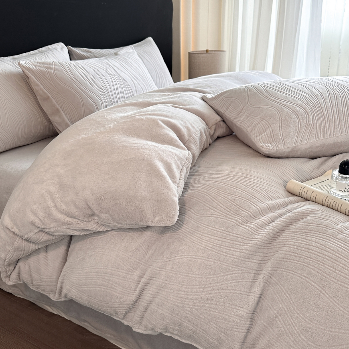 91家纺网 家纺一手货源 找家纺 酱子 2025新款AB版烂花牛奶绒四件套 烂花-米灰