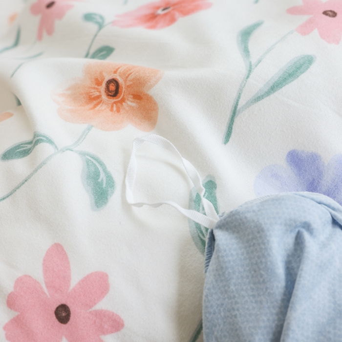 91家纺网 家纺一手货源 找家纺 优纤家纺 2025新款120克磨毛斜纹卡通花卉印花植物羊绒四件套 科莫花园