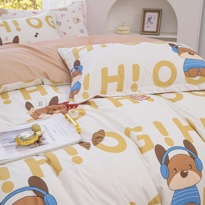 91家纺网 家纺一手货源 找家纺 优纤家纺 2025新款120克磨毛斜纹卡通花卉印花植物羊绒四件套 字母小狗