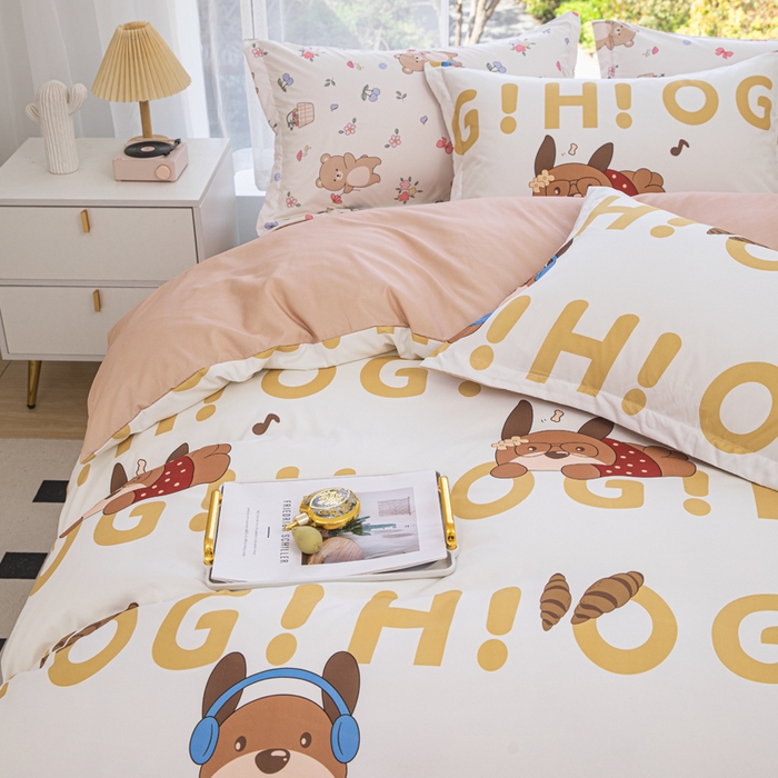 91家纺网 家纺一手货源 找家纺 优纤家纺 2025新款120克磨毛斜纹卡通花卉印花植物羊绒四件套 字母小狗