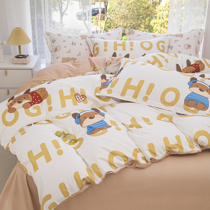 91家纺网 家纺一手货源 找家纺 优纤家纺 2025新款120克磨毛斜纹卡通花卉印花植物羊绒四件套 字母小狗