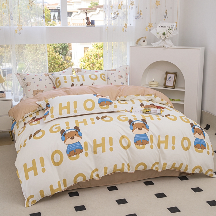 91家纺网 家纺一手货源 找家纺 优纤家纺 2025新款120克磨毛斜纹卡通花卉印花植物羊绒四件套 字母小狗