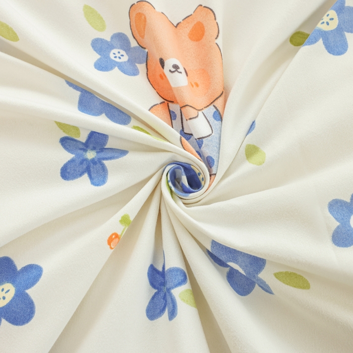 91家纺网 家纺一手货源 找家纺 优纤家纺 2025新款120克磨毛斜纹卡通花卉印花植物羊绒四件套 花瓣小熊