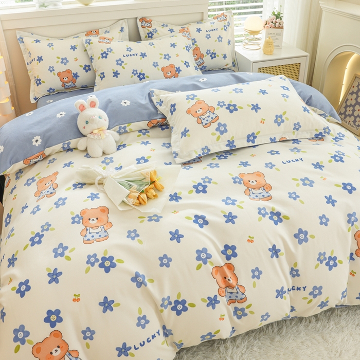 91家纺网 家纺一手货源 找家纺 优纤家纺 2025新款120克磨毛斜纹卡通花卉印花植物羊绒四件套 花瓣小熊