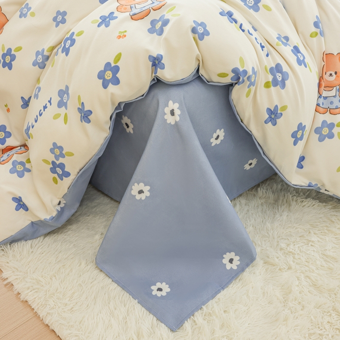 91家纺网 家纺一手货源 找家纺 优纤家纺 2025新款120克磨毛斜纹卡通花卉印花植物羊绒四件套 花瓣小熊