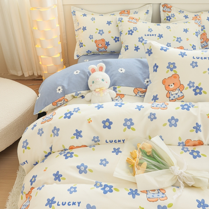 91家纺网 家纺一手货源 找家纺 优纤家纺 2025新款120克磨毛斜纹卡通花卉印花植物羊绒四件套 花瓣小熊