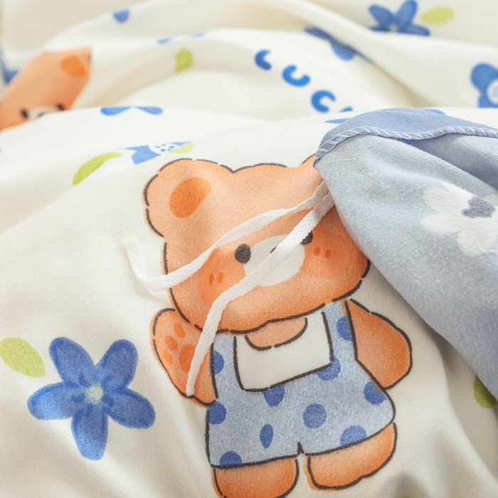 91家纺网 家纺一手货源 找家纺 优纤家纺 2025新款120克磨毛斜纹卡通花卉印花植物羊绒四件套 花瓣小熊