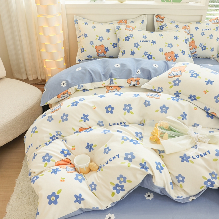 91家纺网 家纺一手货源 找家纺 优纤家纺 2025新款120克磨毛斜纹卡通花卉印花植物羊绒四件套 花瓣小熊