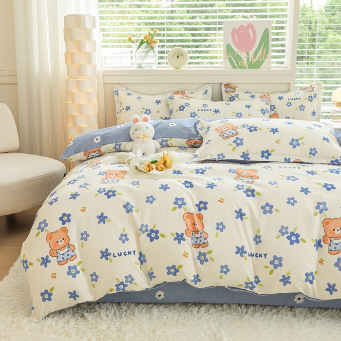 91家纺网 家纺一手货源 找家纺 优纤家纺 2025新款120克磨毛斜纹卡通花卉印花植物羊绒四件套 花瓣小熊