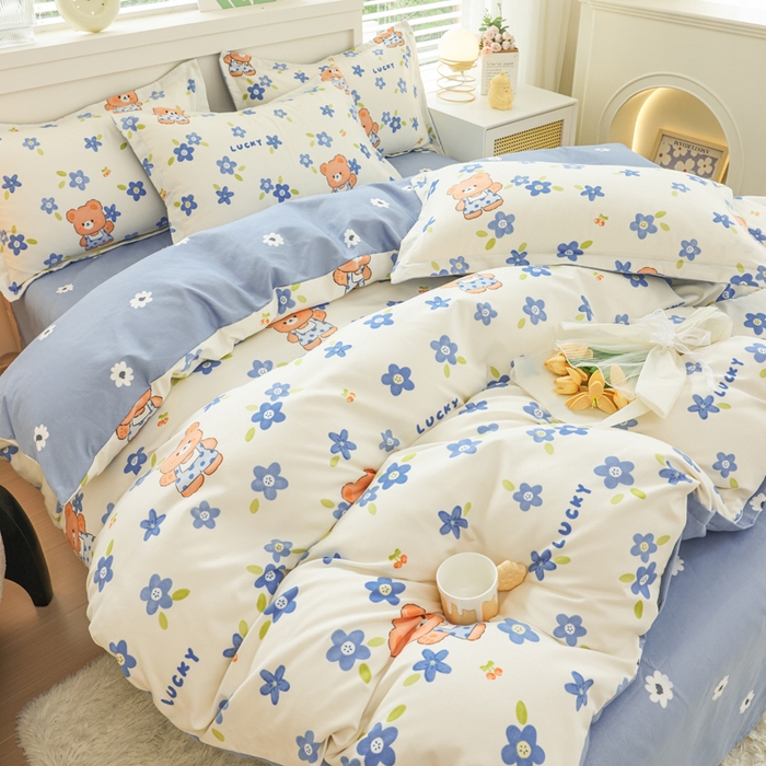 91家纺网 家纺一手货源 找家纺 优纤家纺 2025新款120克磨毛斜纹卡通花卉印花植物羊绒四件套 花瓣小熊