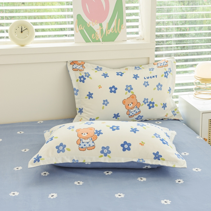 91家纺网 家纺一手货源 找家纺 优纤家纺 2025新款120克磨毛斜纹卡通花卉印花植物羊绒四件套 花瓣小熊