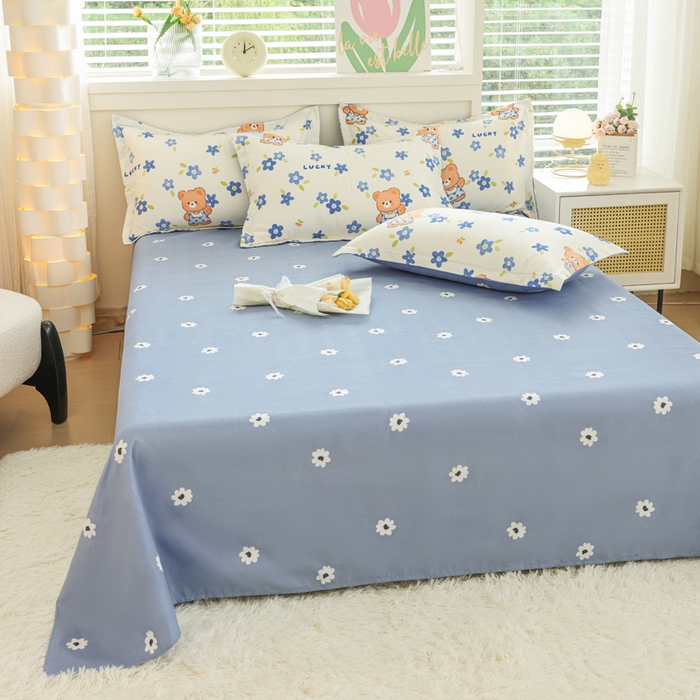 91家纺网 家纺一手货源 找家纺 优纤家纺 2025新款120克磨毛斜纹卡通花卉印花植物羊绒四件套 花瓣小熊