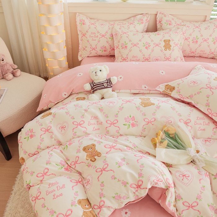 91家纺网 家纺一手货源 找家纺 优纤家纺 2025新款120克磨毛斜纹卡通花卉印花植物羊绒四件套 蝴蝶熊