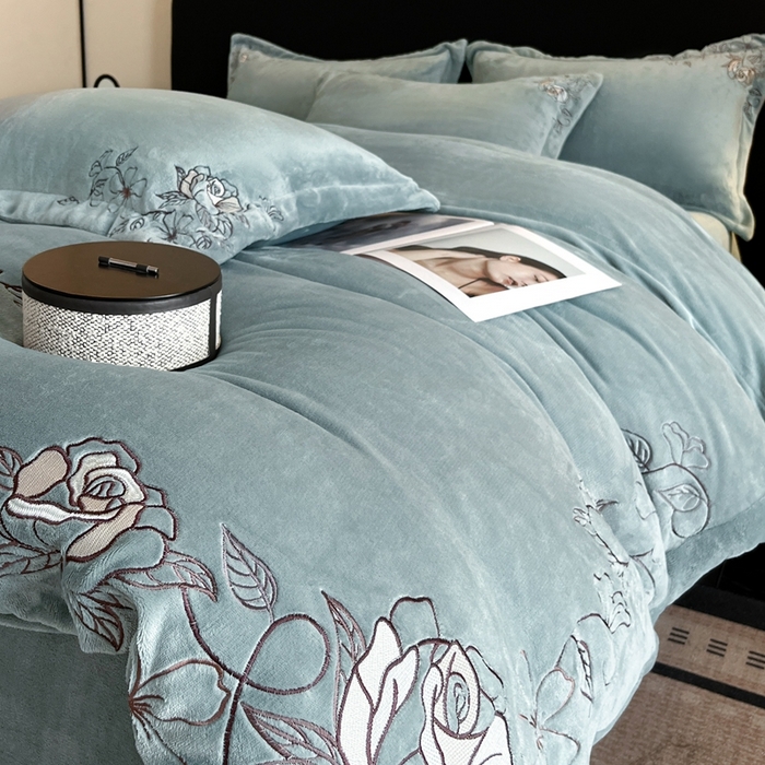 91家纺网 家纺一手货源 找家纺 金牛座家纺 2025新款加厚牛奶绒轻奢刺绣四件套-若兰 若兰-浅灰