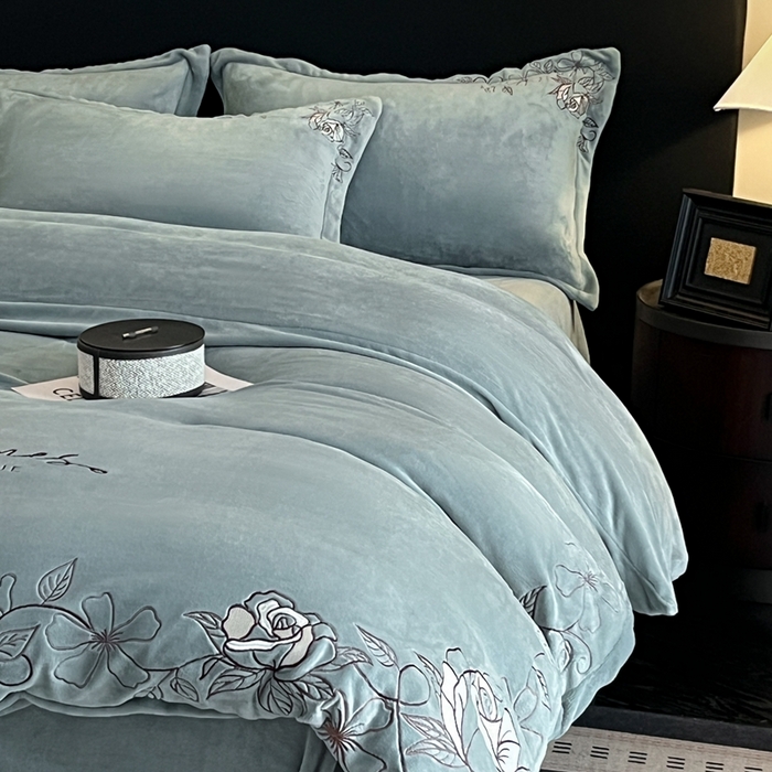 91家纺网 家纺一手货源 找家纺 金牛座家纺 2025新款加厚牛奶绒轻奢刺绣四件套-若兰 若兰-浅灰