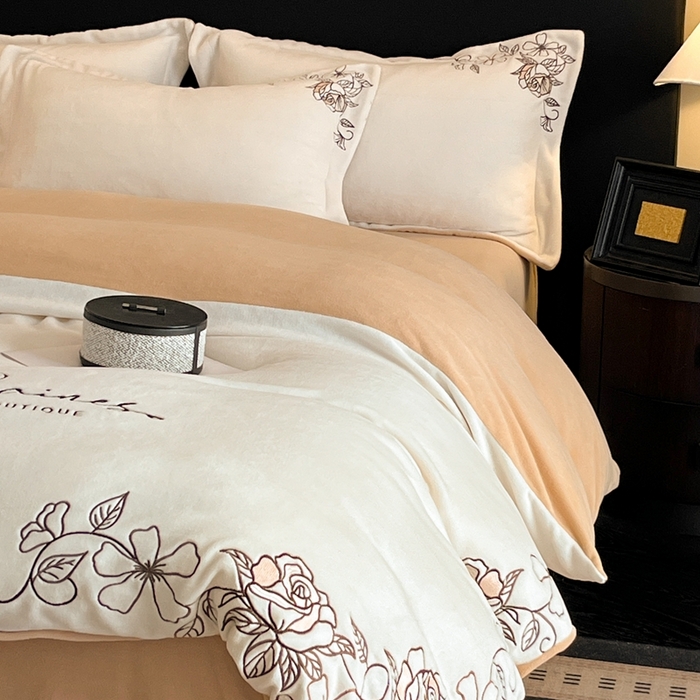 91家纺网 家纺一手货源 找家纺 金牛座家纺 2025新款加厚牛奶绒轻奢刺绣四件套-若兰 若兰-奶白