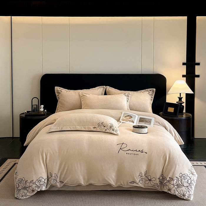 91家纺网 家纺一手货源 找家纺 （总）金牛座家纺 2025新款加厚牛奶绒轻奢刺绣四件套-若兰,若兰-杏色,若兰-奶白,若兰-嫩粉,若兰-浅灰,若兰-浅紫