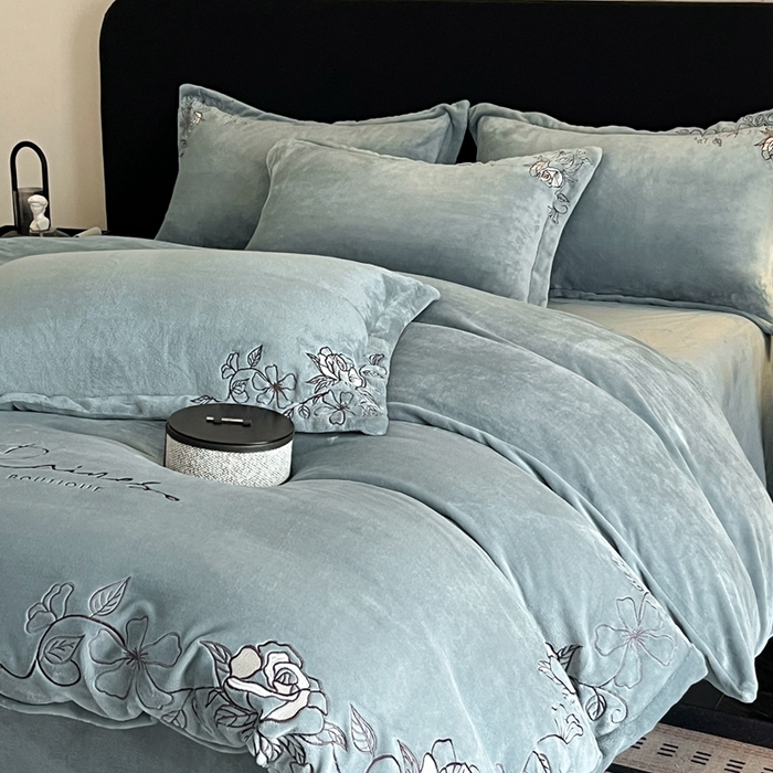 91家纺网 家纺一手货源 找家纺 金牛座家纺 2025新款加厚牛奶绒轻奢刺绣四件套-若兰 若兰-浅灰