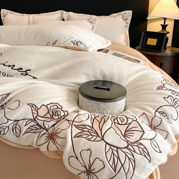 91家纺网 家纺一手货源 找家纺 金牛座家纺 2025新款加厚牛奶绒轻奢刺绣四件套-若兰 若兰-奶白