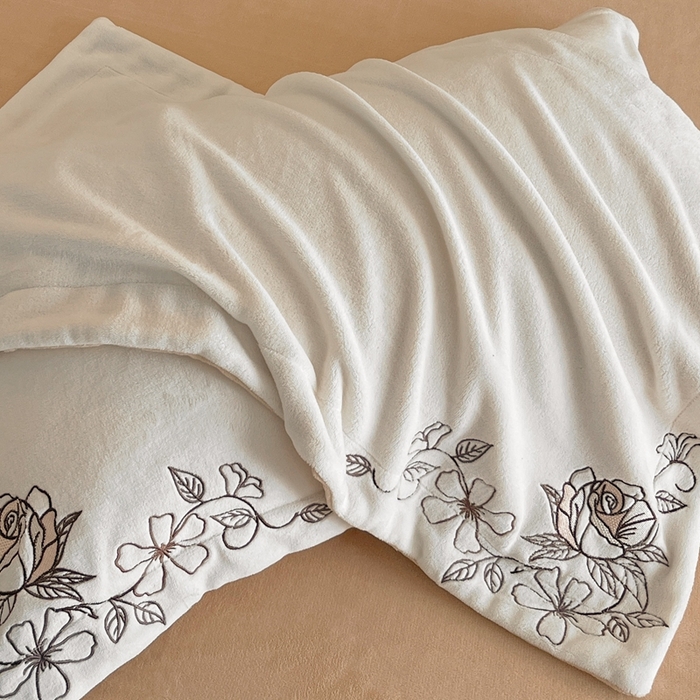 91家纺网 家纺一手货源 找家纺 金牛座家纺 2025新款加厚牛奶绒轻奢刺绣四件套-若兰 若兰-奶白